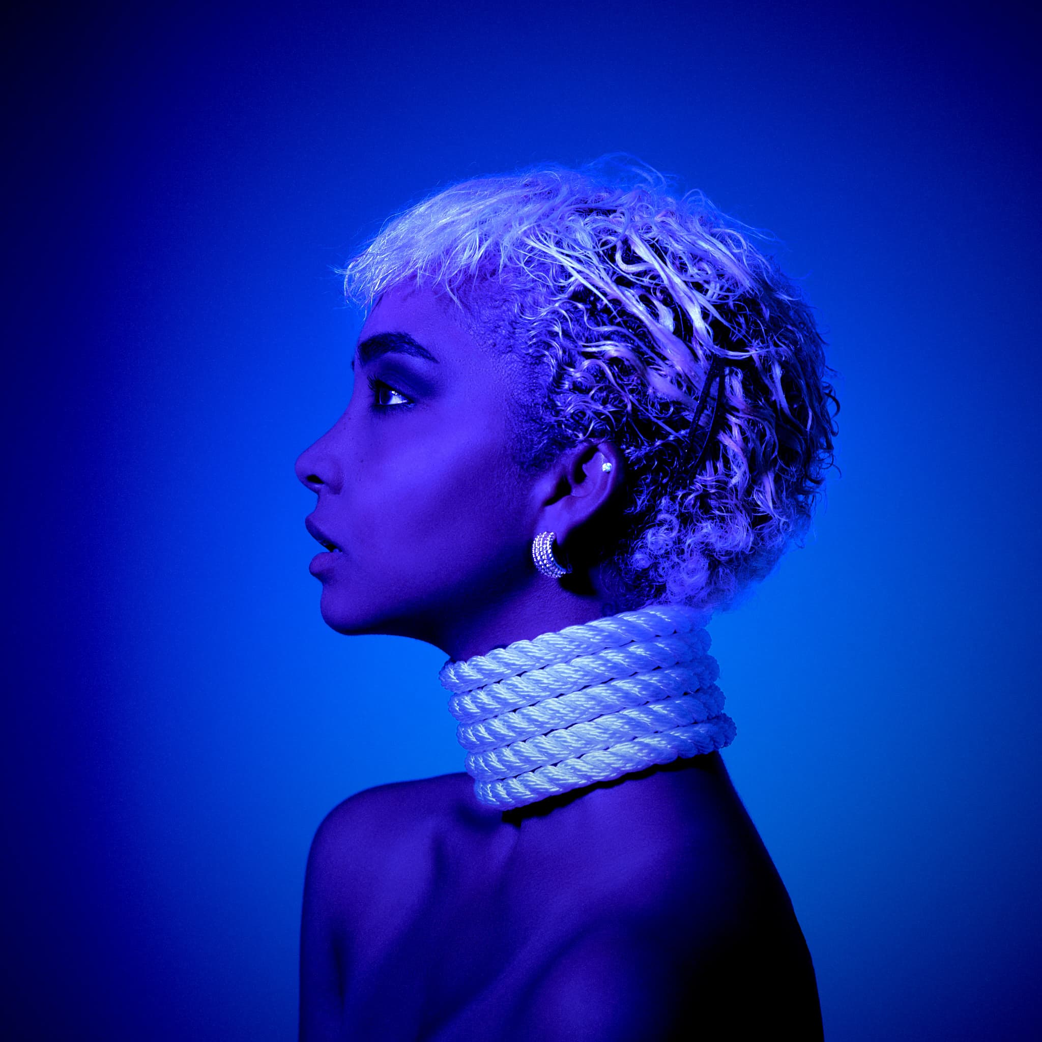 Kristian Dill Photographe Beauty Portrait Corde Cou Boucle Oreille Bleu Kristian Dill Photographe Beauty Portrait Corde Cou Boucle Oreille Bleu